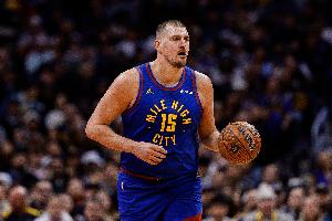 無(wú)敵了??！約基奇首節(jié)9中6轟下15分9板6助1帽