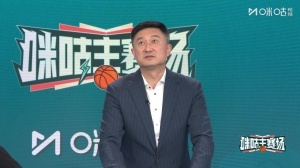 胡明軒有空位不出手？杜鋒打趣：太久沒(méi)跟周琦打球 得把球給琦哥