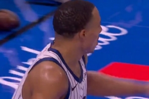 五大囧+1！布澤利斯三分不中 貝恩試圖單臂攬板&直接烏龍補籃