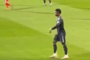 結(jié)果...維尼修斯向赫羅納球迷做出手勢，示意他們將會(huì)降級(jí)