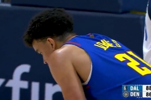 狀元又如何！斯潘塞·瓊斯中路突破 過(guò)掉弗拉格雙手暴扣！