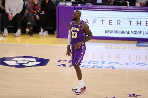 徐靜雨：詹姆斯末節(jié)下場前還在考慮對策&這就是GOAT 077防守太差