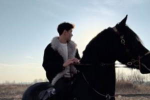 化身騎士拜合拉木曬騎馬視頻：今天來個(gè)不一樣的