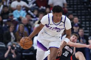 填滿數(shù)據(jù)欄！5號(hào)秀貝利上半場(chǎng)6投3中拿到7分2板1助2斷1帽