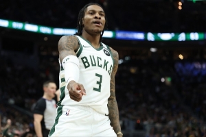 小波特15中12砍下30分5助攻3搶斷 99年雷·阿倫后雄鹿隊(duì)史首人