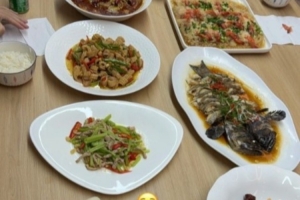 食堂阿姨行業(yè)中的GOATJunjia分享JDG基地晚餐 已經(jīng)被征服