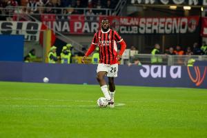 意媒：福法納肌肉不適將缺席米蘭未來(lái)2場(chǎng)比賽，上調(diào)18歲小將薩拉