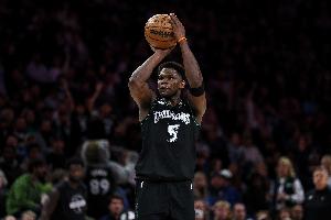 中規(guī)中矩！愛德華茲半場(chǎng)11中4 得到10分2籃板&出現(xiàn)2次失誤