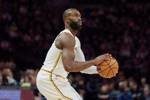 長舒一口氣！杰倫·布朗突破單臂劈扣打停尼克斯