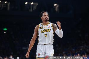 手感一般！小巴里·布朗10投2中&三分6中1 得到8分3板4助