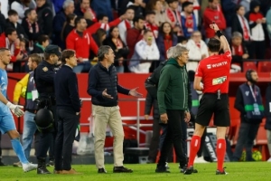 記者：塞維利亞被罰主場(chǎng)部分看臺(tái)關(guān)閉三場(chǎng)，并支付45000歐罰款