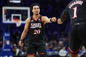 傳得漂亮！麥凱恩不看人擊地妙傳 賈巴里·沃克底線空切雙手暴扣