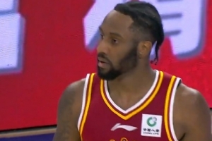 主攻手！諾威爾26中12砍全場(chǎng)最高30分外加5板3斷 正負(fù)值+4