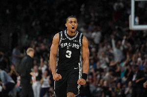 沖擊力十足！凱爾登·約翰遜底角突破 對(duì)抗防守強(qiáng)攻上籃打2+1