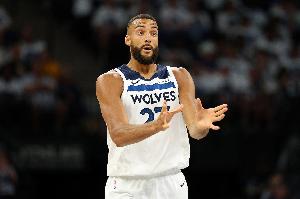 打不進我?guī)湍?！墨菲上籃不中 戈貝爾拼搶將球補進自家籃筐