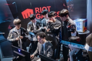 PCS網(wǎng)友熱議LCK引入教練語(yǔ)音：T1要聽(tīng)老李的指揮還是教練？