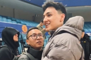 舊友重逢就該用最熟悉的方式打招呼！場(chǎng)上見(jiàn)！