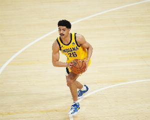 仙人指路！赫夫送擊地妙傳 本·謝潑德接球起飛滑翔暴扣