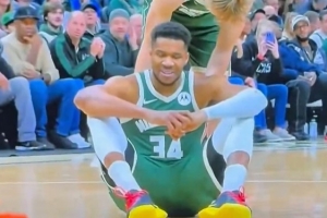 無對抗倒地離場！字母哥表情痛苦 嘴里怒噴“F*CK ME”！