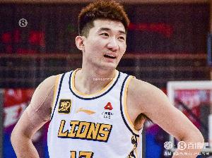 不太行！孫銘徽半場4中2拿到5分4助出現(xiàn)3失誤 三分2中0&正負(fù)值-4