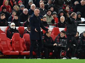 TA：利物浦拿到一分還算幸運(yùn)，讓薩拉赫替補(bǔ)不太能是長期方案