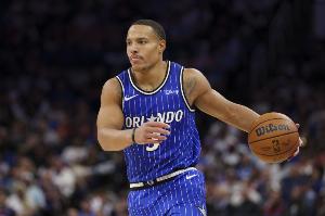 一個(gè)比一個(gè)鐵！半場(chǎng)貝恩7中1僅得2分 布萊克6中1拿到4分2板3助