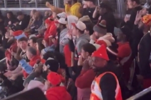 看熱鬧不嫌事大！老鷹主場迎戰(zhàn)快船 球迷高呼：保羅去哪了？