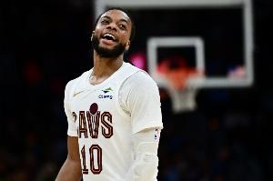 沖動(dòng)是魔鬼！卡馬拉突破被加蘭刀球犯規(guī) 后者不到7分鐘3犯了