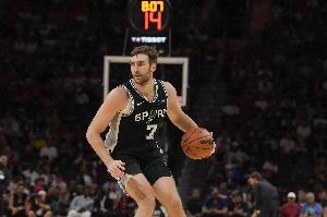 絕殺蓋帽后致敬博爾特！科內(nèi)特5分7板4助3帽&正負值+17全場最高