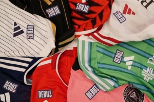 效仿美職聯(lián)，26/27賽季起成年球員在德甲首秀時將佩戴紀念徽章