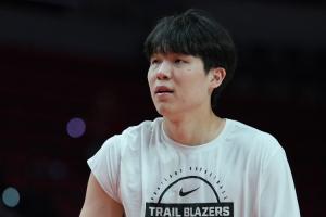 絲滑夢幻腳步??！楊瀚森低位轉(zhuǎn)身假動作晃開防守 踏步挑籃還在進(jìn)