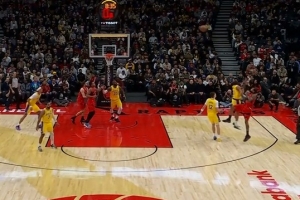 純個人能力！英格拉姆壓24秒艱難后仰出手 無礙皮球仍穿心命中