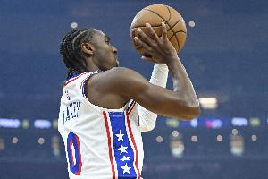 殺瘋了！馬克西外線開炮獨(dú)中3記三分 幫助球隊保持大比分領(lǐng)先