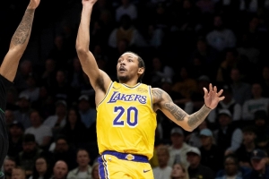 給就會就發(fā)揮！小尼克·史密斯14分鐘7投4中 砍下12分2搶斷