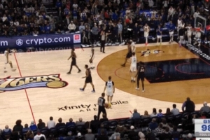 確實(shí)是個(gè)難題！勇士邊線(xiàn)發(fā)球差點(diǎn)5秒違例 科爾馬上叫暫停