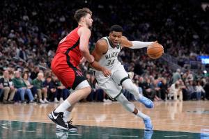 記者：火箭或成字母哥最現(xiàn)實(shí)下家 可以打包申京+兩個(gè)首輪簽給雄鹿