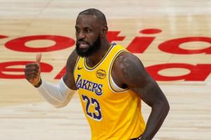 詹姆斯連續(xù)1297場上雙紀(jì)錄終結(jié)！最后一攻助攻八村壓哨三分絕殺