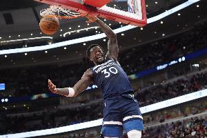 如入無(wú)人之境！蘭德?tīng)桙c(diǎn)飛防守殺入內(nèi)線 輕松上演滑翔劈扣