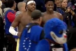 巴哈馬國(guó)家隊(duì)隊(duì)友！希爾德和埃奇庫(kù)姆交換球衣 后者笑得很開(kāi)心