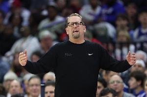 怒氣沖沖！納斯不滿球權(quán)判罰 沖著裁判狂吼