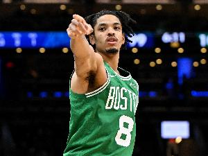 仙人指路！德里克·懷特半場送長傳 米諾特起飛雙手空接暴扣