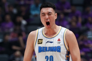 簡(jiǎn)直炸裂！翟曉川三節(jié)戰(zhàn)罷9投8中&三分5中4 砍下21分