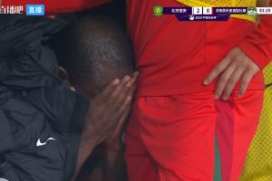情緒崩潰！阿奇姆彭被換下后坐在替補(bǔ)席捂臉痛哭，隊(duì)友不停安慰