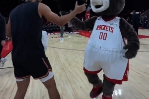 人緣還是很棒的！狄龍賽前和火箭主場的吉祥物熊嬉戲打鬧