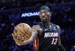 戰(zhàn)術(shù)沒打出來！熱火絕殺一擊變阿德巴約持球干拔三分 皮球三不沾