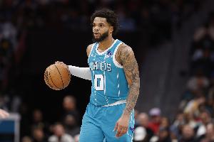 仙人指路！拉梅洛·鮑爾送拋傳 邁爾斯·布里奇斯起飛空接暴扣