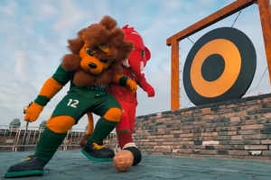 獅象對壘！足協(xié)杯決賽前奏：國安河南吉祥物友好會晤