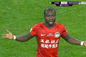 不滿被換下！阿奇姆彭對著場邊非常不滿，隨后被換下仍在抱怨