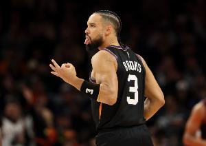 火記：前幾年季后賽不敵湖人后人們以為狄龍生涯結(jié)束了而今他蛻變