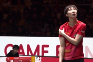 沒好利索！王曼昱在與伊藤美誠的比賽中，再次捏起此前受傷的肩膀